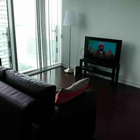 Trinity Suites - Condo On York Street تورونتو المظهر الخارجي الصورة